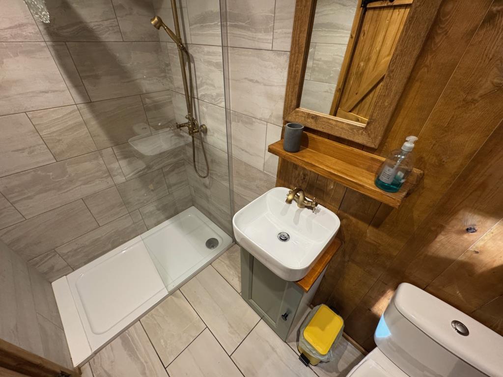 Lot: 43566 - COUNTRY ESTATE COMPRISING 5 BEDROOM MANOR HOUSE, WEDDING VENUE WITH 7 BEDROOM HOUSE, 6 ECO LODGES, 5 COTTAGES, 2 TENNIS COURTS, WORKSHOP AND ANCILLARY ACCOMMODATION - SET IN OVER 20 ACRES - Pheasant Lodge-shower room